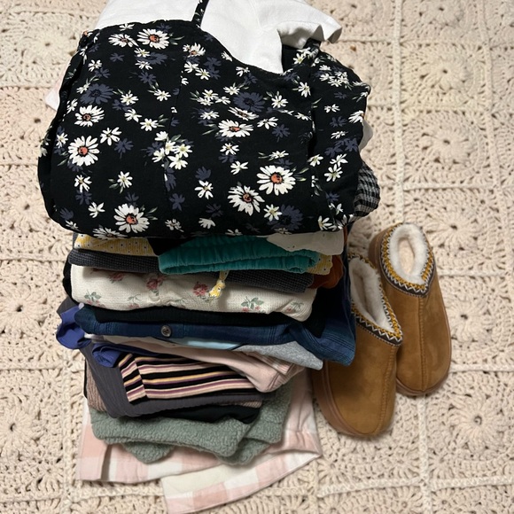 GIANT LOT OF TWEEN/TEEN GIRLS CLOTHING! - Picture 3 of 3